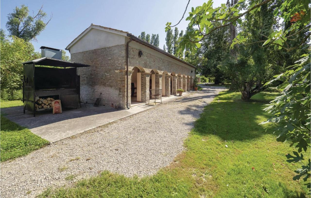 2 Bedroom Awesome Home In Taglio Di Po Ro Porto Viro Exterior photo